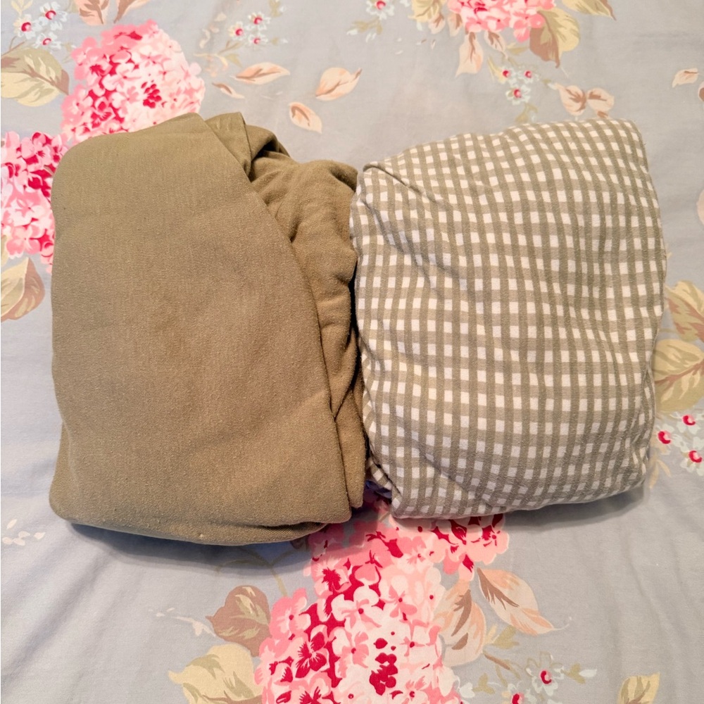 Goumi Olive and Checkered Crib Sheets